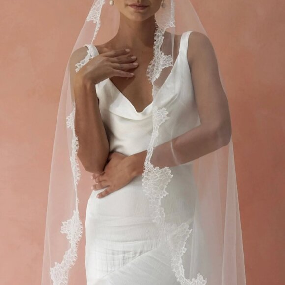 MadameTulle CELINE I Lace Mantilla Veil - Picture 3 of 7